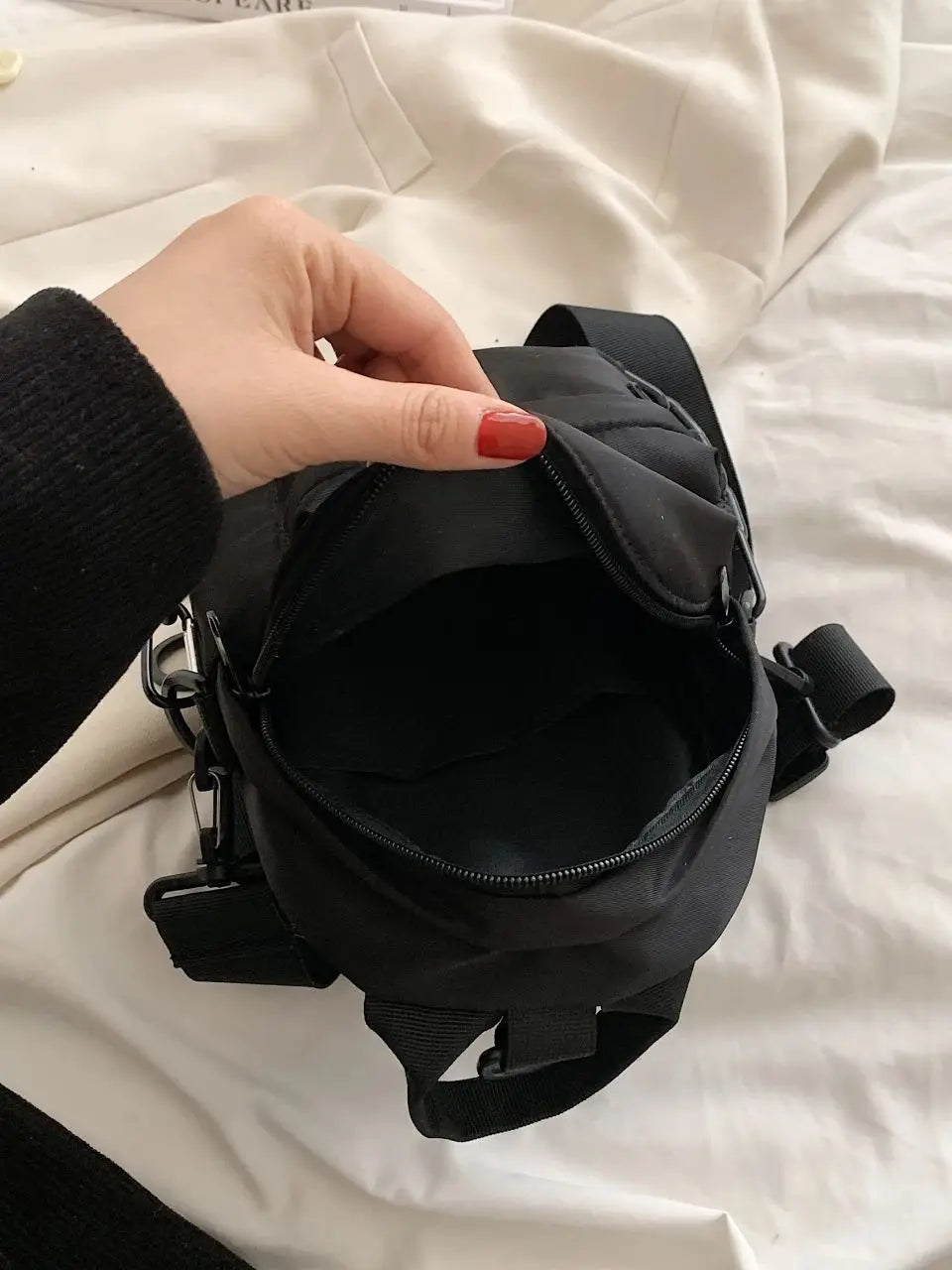 1 Piece Ladies Solid Color Nylon Crossbody Bag Chain Decoration Neutral Couple Bag Suitable for Going Out Casual Put Mobile Phone Purse